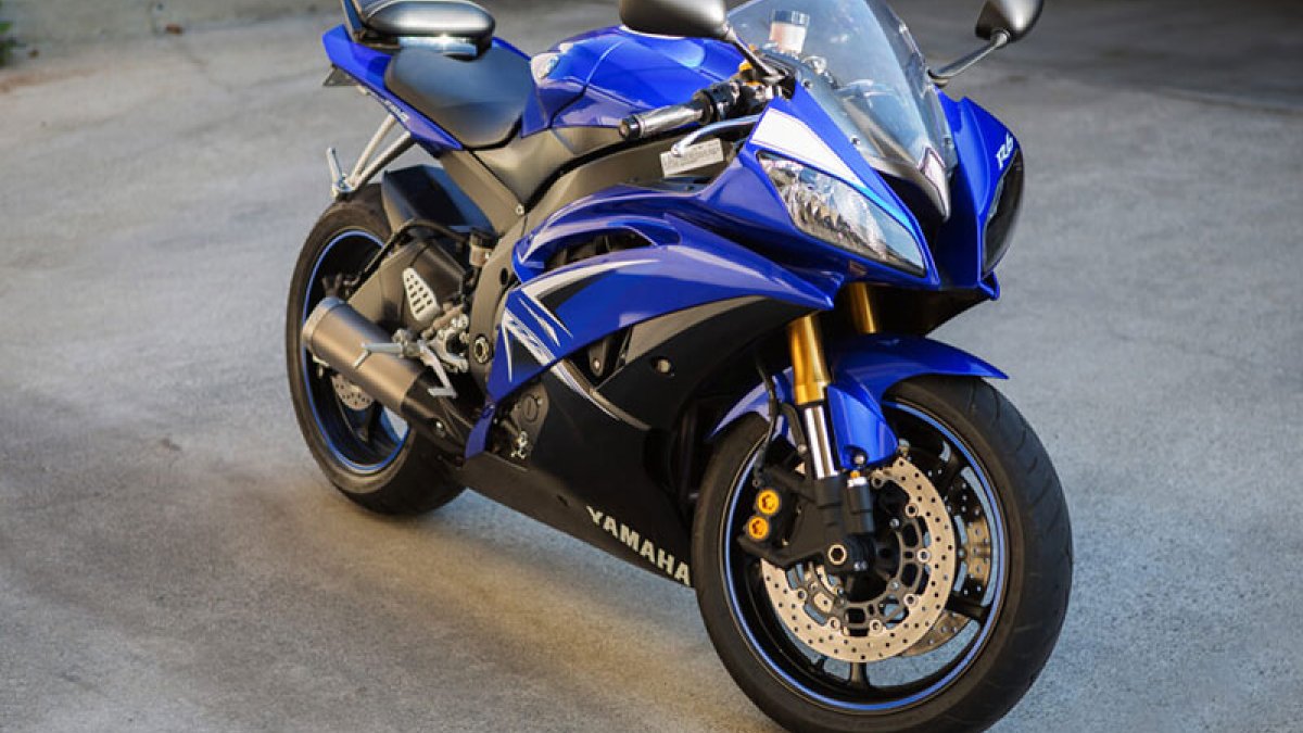 A2 sınıfı ehliyet, gücü ve motor hacmi daha yüksek olan motosikletleri kullanmak isteyen sürücüler için düzenlenir. Belirli kilovat (kW) sınırı bulunan motosikletleri kapsar.