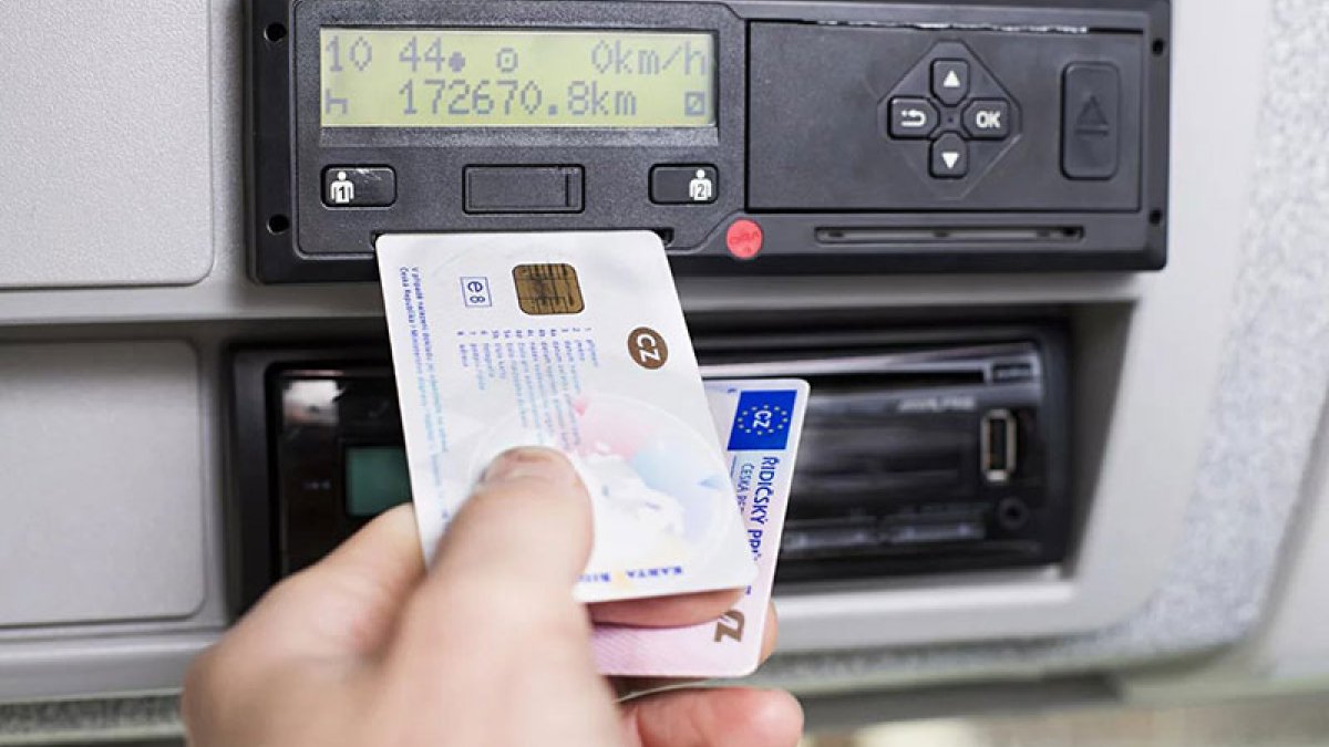 Dijital Ehliyet, yaygın adıyla Takograf Kartı, dijital takograf cihazı bulunan ticari araçları kullanan sürücülerin almak zorunda olduğu kişisel sürücü kartıdır. Bu kart, sürücünün sürüş sürelerini, dinlenme ve mola sürelerini, hız bilgilerini ve araç kullanım kayıtlarını dijital ortamda kaydeden ve yetkili kurumlar tarafından denetlenmesini sağlayan resmi bir belgedir.