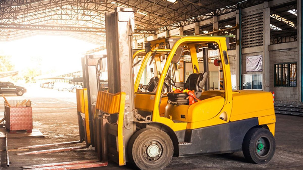 Forklift Operatörlük Belgesi, depo, fabrika, liman, lojistik merkezi ve üretim tesislerinde forklift kullanacak kişilerin alması gereken zorunlu mesleki belgedir. Forklift, ağır yüklerin taşınması ve istiflenmesinde kullanılan yüksek riskli bir iş makinesi olduğu için yalnızca eğitimli ve belgeli operatörler tarafından kullanılmalıdır.